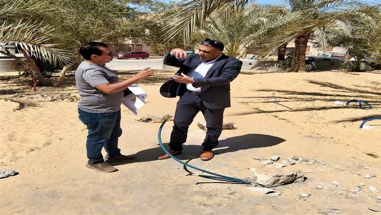 رئيس مدينة سيوة خلال متابعته أعمال تطوير ميدان السوق مع التنسيق الحضاري