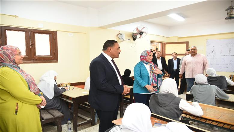 محافظ مطروح ووكيل وزارة التربية والتعليم خلال متابعة لجنة امتحانات الشهادة الإعدادية