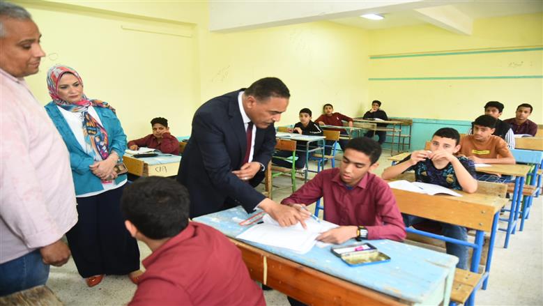 محافظ مطروح ووكيل وزارة التربية والتعليم خلال متابعة لجنة امتحانات الشهادة الإعدادية