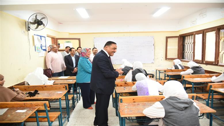 محافظ مطروح ووكيل وزارة التربية والتعليم خلال متابعة لجنة امتحانات الشهادة الإعدادية