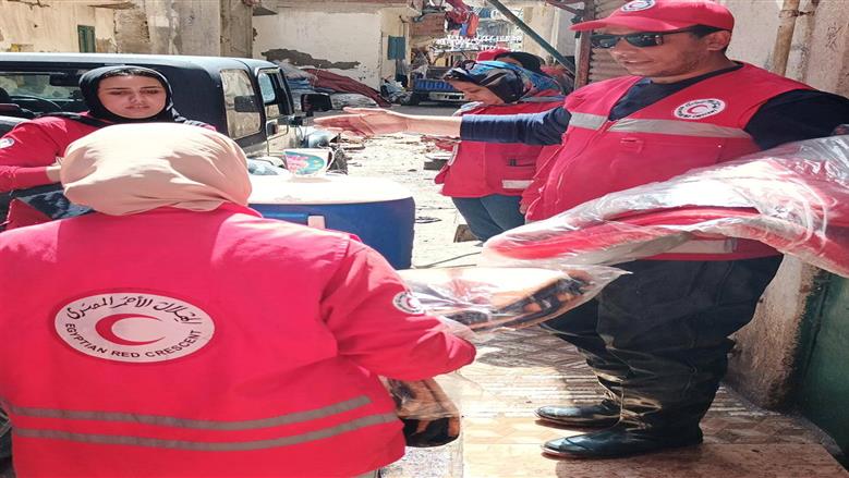 الهلال الأحمر يقدم مساعدات أثناء تقييم المنازل المتضررة من الطقس السيئ بالإسكندرية