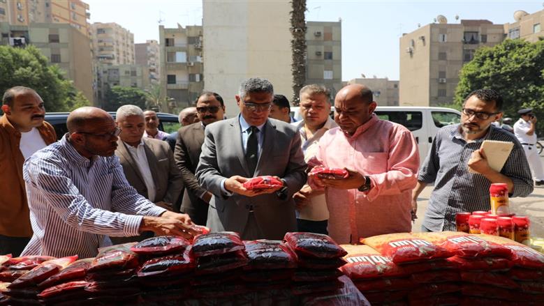 محافظ الجيزة يتابع توافر السلع بأسواق اليوم الواحد في الطالبية وبولاق الدكرور