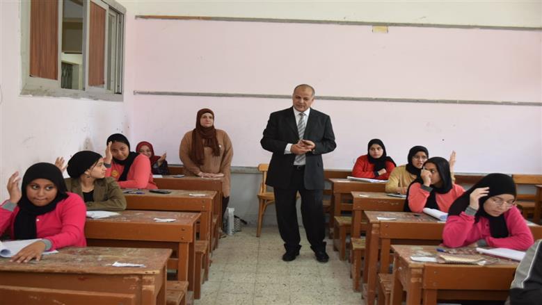 مدير تعليم بورسعيد يتفقد امتحان الشهاده الاعداديه