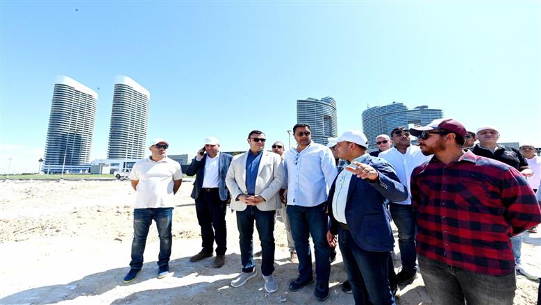 وزير الإسكان يتفقد كومباند مزارين والممشى السياحي بمدينة العلمين الجديدة