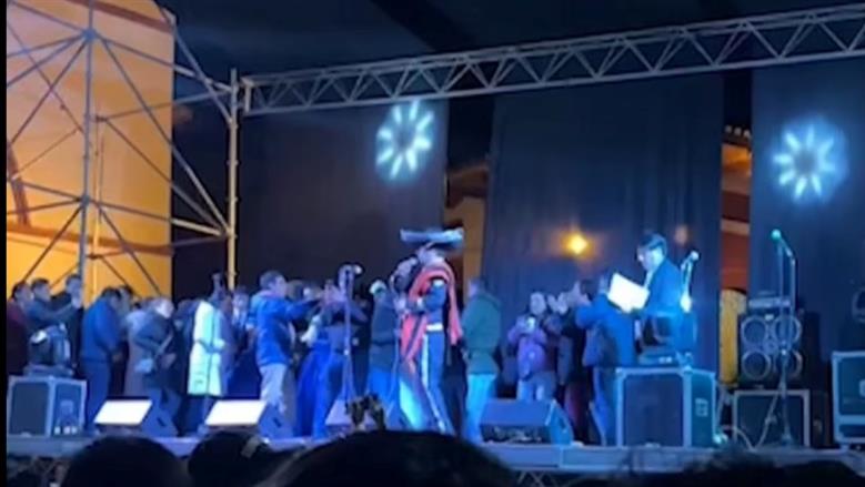 لحظة صادمة لانهيار مسرح أثناء أداء فرقة موسيقية.. تحطم بالكامل