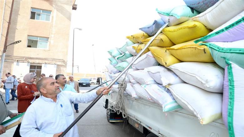 محافظ الشرقية يتفقد صوامع الغلال المعدنية ومطحن عرابي بالزقازيق