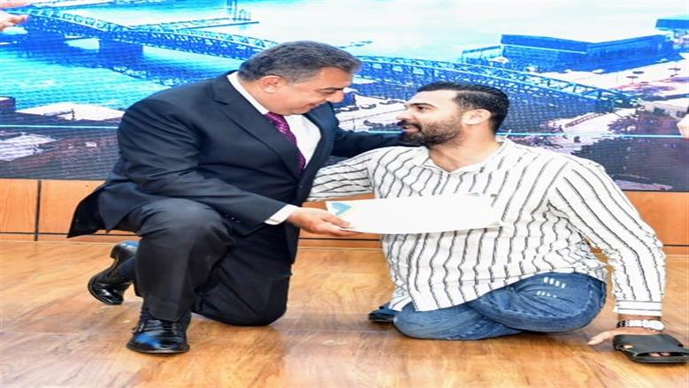 محافظ الدقهلية ينحني لعامل من ذوي الهمم
