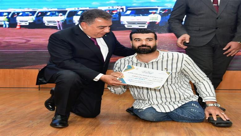 محافظ الدقهلية ينحني لعامل من ذوي الهمم