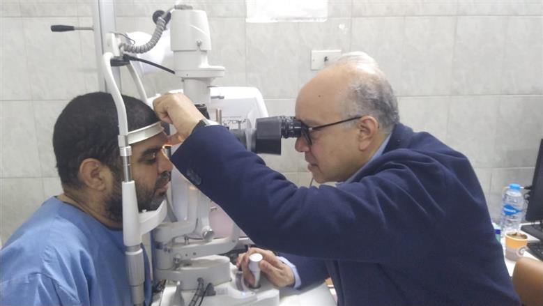 خبير عالمي في جراحة العيون في أسيوط 