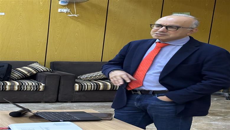 خبير عالمي في جراحة العيون في أسيوط 
