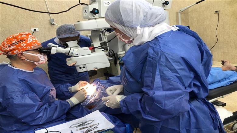خبير عالمي في جراحة العيون في أسيوط 