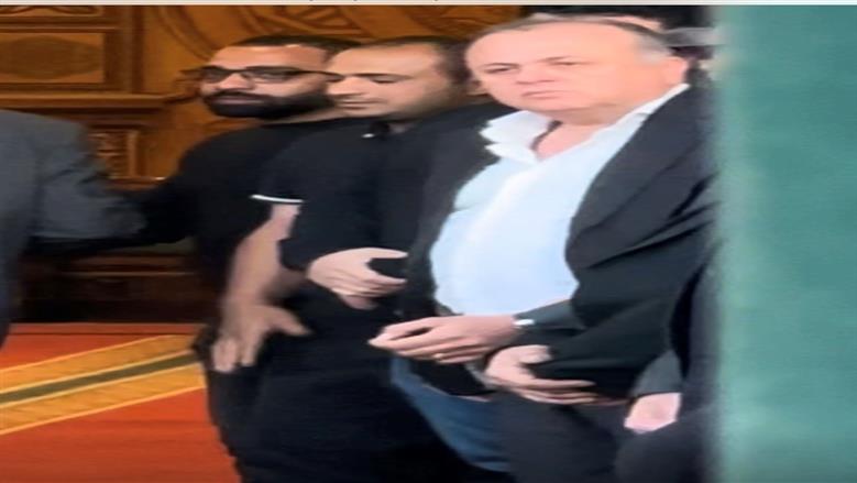 عمرو الفقي يستقبل العزاء في زوج كارول سماحة بالشيخ زايد
