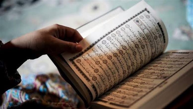 ما حكم قراءة القرآن الكريم في غير اتجاه القبلة؟