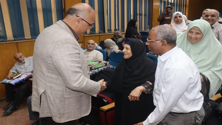 تسليم ملابس الإحرام لحجاج القليوبية