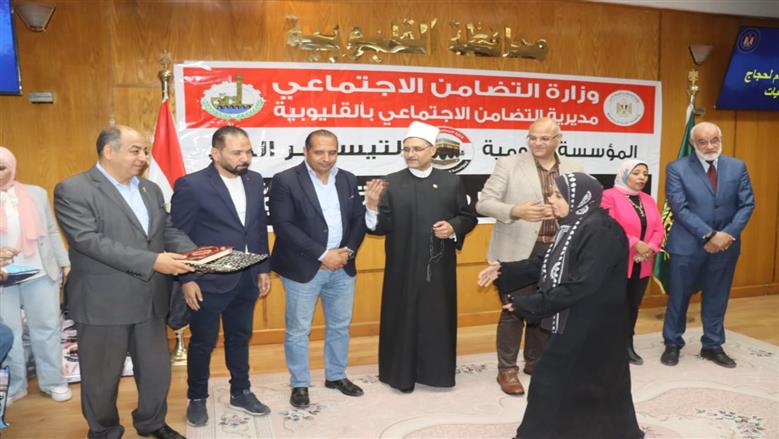 تسليم ملابس الإحرام لحجاج القليوبية