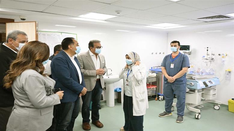 رئيس الوزراء يتفقد مُستشفى محلة مرحوم التخصصي.. ويجري حوارا وديا مع المترددين عليها