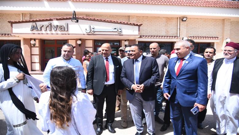 خلال استقبال السياح في مطار مطروح الدولي 