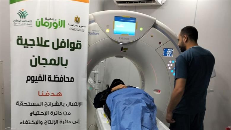 توقيع الكشف الطبي على المرضى خلال القافلة