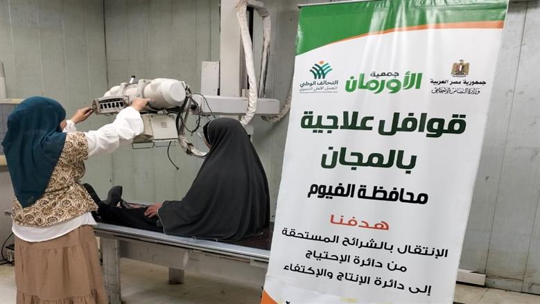 توقيع الكشف الطبي على المرضى خلال القافلة