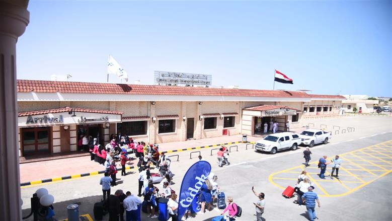 خلال استقبال السياح في مطار مطروح الدولي 