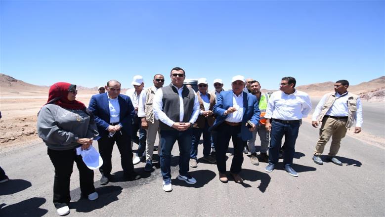 وزير الإسكان يتفقد أعمال تطوير طريقي كمين النبي صالح وأعمال توسعة ورفع كفاءة طريق سانت كاترين بموقع 
