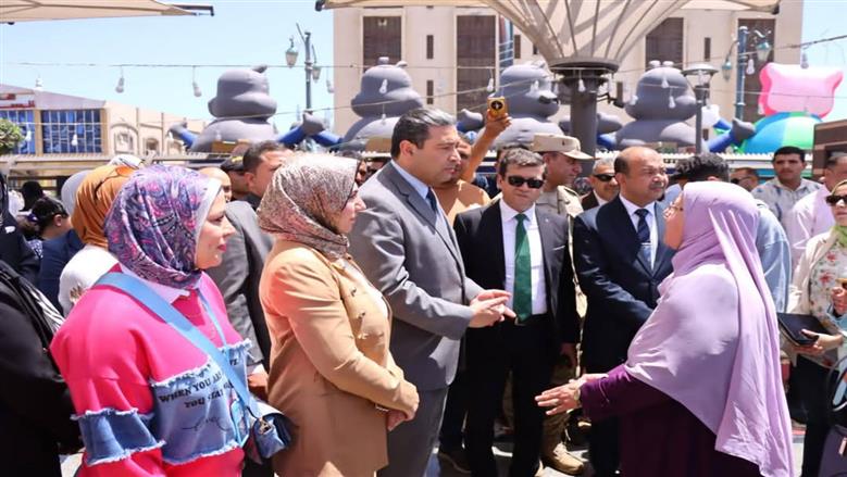 محافظ دمياط يفتتح معرض