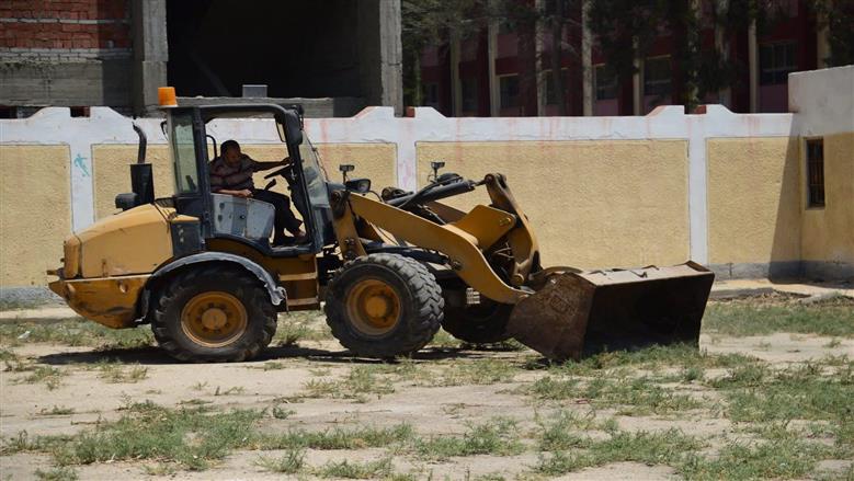 محافظ بورسعيد يتابع بدء تطوير منطقة الصفوة في حي الزهور