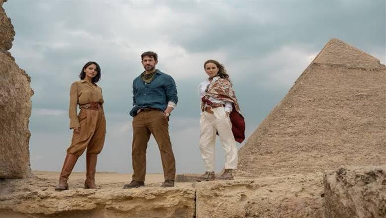 الجمعة.. منى الشاذلي تعرض لأول مرة كواليس من تصوير الفيلم العالمي fountain of youth في منطقة الأهرامات
