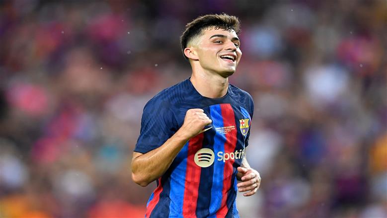 نجم برشلونة يقبل «رأس صلعاء».. أغرب تميمة حظ للاعب كرة قدم