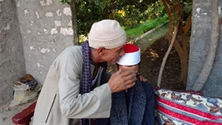 ولد كفيفا.. مصطفى يحصل على المركز الأول في الشهادة الإعدادية الأزهرية بأسيوط