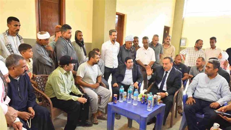محافظ أسيوط يستمع لأهالي الغنايم: حلول فورية لمشكلات المياه والصرف والزراعة