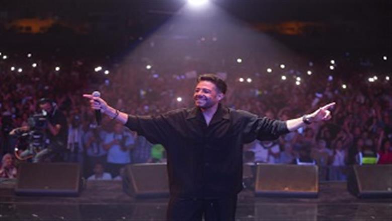 حماقي يسجل رقما قياسيا في «موازين».. ويمازح الجمهور بـ«تي شيرت» منتخب المغرب