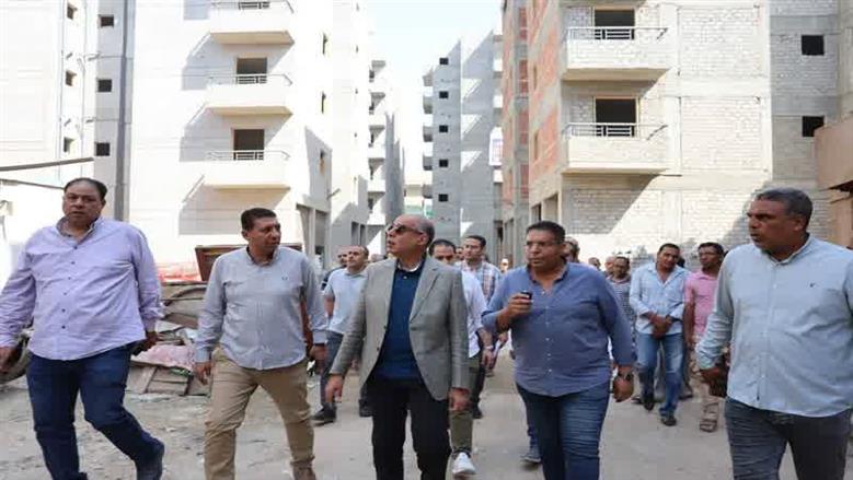 محافظ المنيا يتفقد مشروع المجمع السكني بديل عمارات الإيواء بمنطقة السلخانة