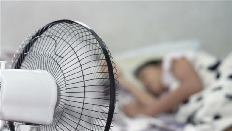 «غير المعتادة».. أفضل طريقة فعالة لتبريد الجو باستخدام المروحة