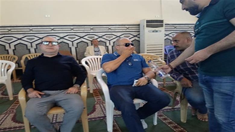 تامر عبدالمنعم يدخل في حالة انهيار بعد وصول جثمان والده إلى مسجد عمر مكرم