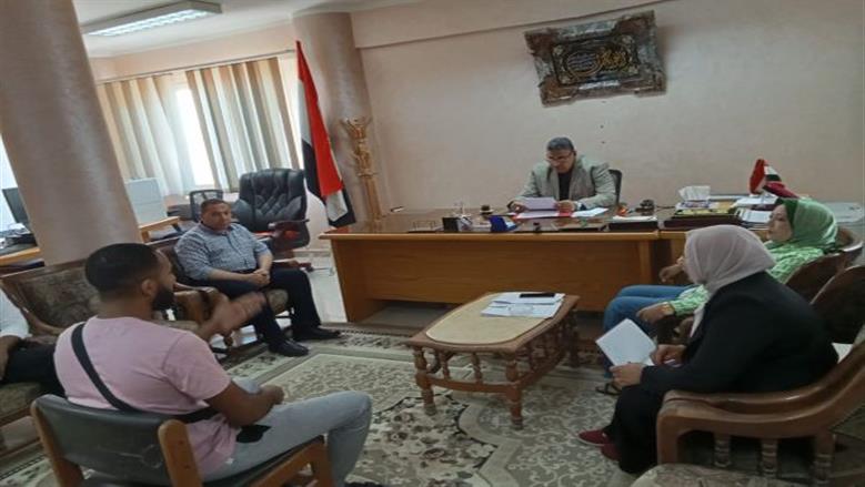 السكرتير المساعد يستمع لشكاوى المواطنين