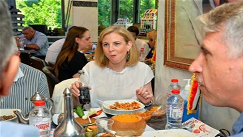 «بتعبي كشري بنفسها».. وزيرة خارجية النمسا في زيارة لمحل «أبو طارق»