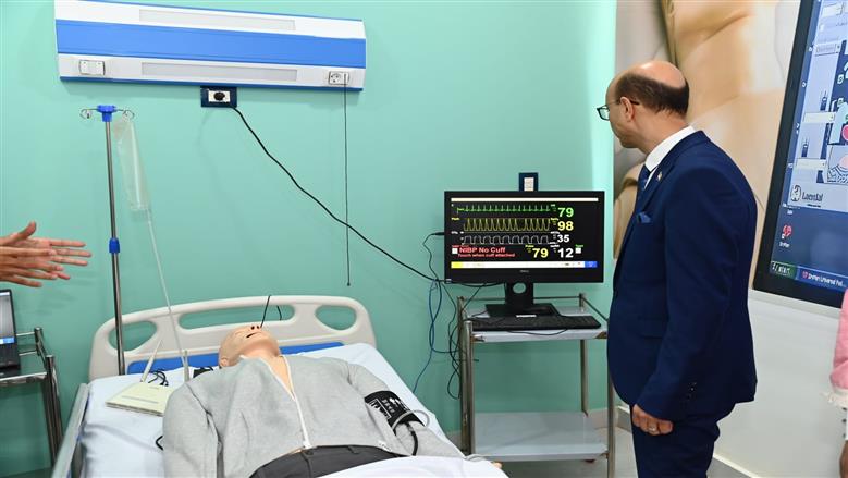 رئيس جامعة أسيوط يفتتح تطوير كلية التمريض