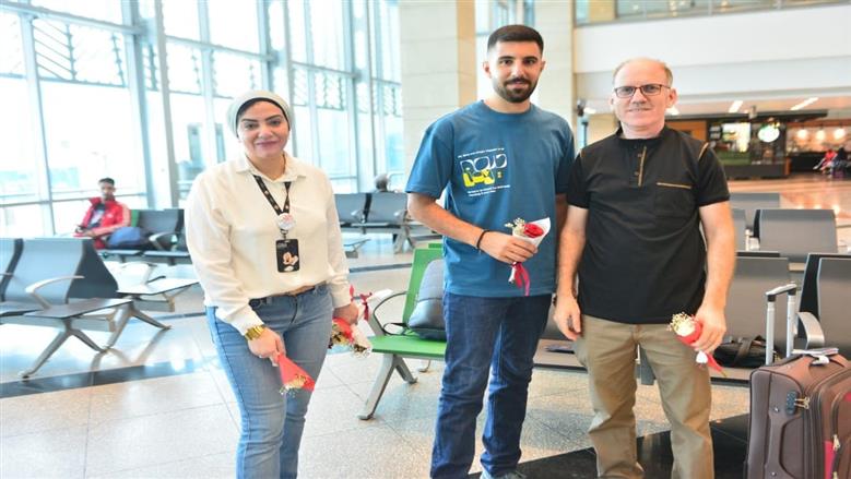 مطار القاهرة يحتفل باليوم العالمي للبيئة بتوزيع ورود على المسافرين