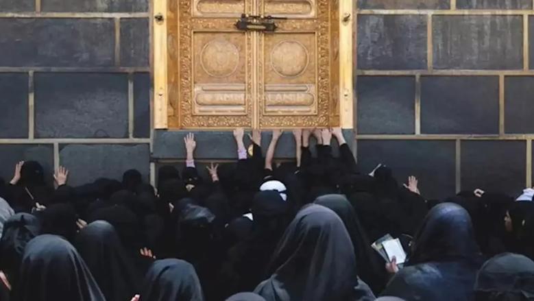 سبب توافد نساء مكة على صحن الكعبة في يوم عرفة.. ماذا يعني «يوم الخليف»؟