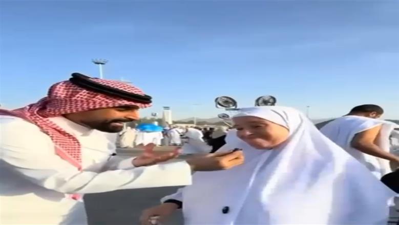 سيدة نتذكر زوجها خلال مناسك الحج