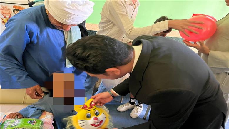 نائب محافظ سوهاج يوزع الحلوى والهدايا على الأطفال احتفالا بعيد الأضحى
