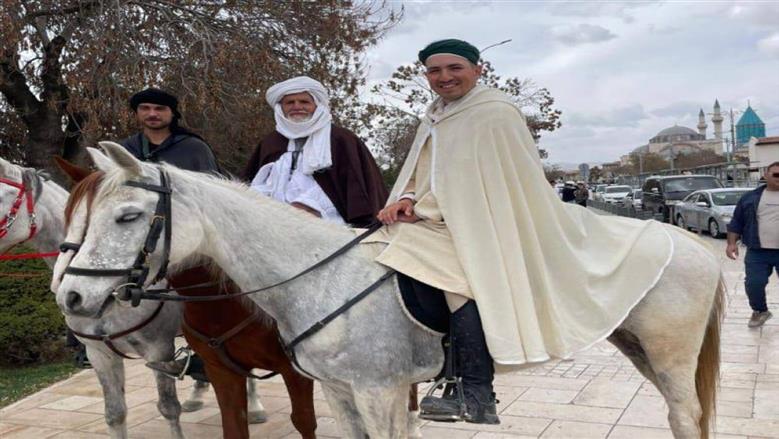 قضوا 8 أشهر في الطريق.. حجاج إسبان يخطفون القلوب بعد السفر لأداء الحج على ظهور الخيل
