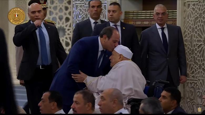 أول لفتة إنسانية للرئيس السيسي في صلاة عيد الأضحى.. تحية خاصة لأحمد عمر هاشم