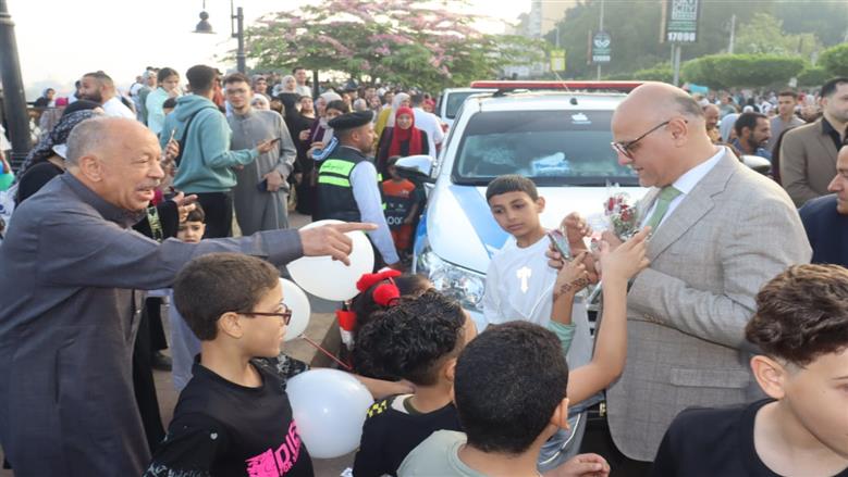 محافظ القليوبية يوزع الورود والهدايا على المواطنين احتفالا بعيد الأضحى (صور)