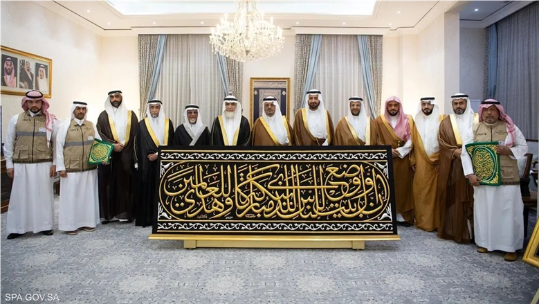 بعد تسليمها لسدنة بيت الله.. تعرف على تفاصيل أول كسوة للكعبة