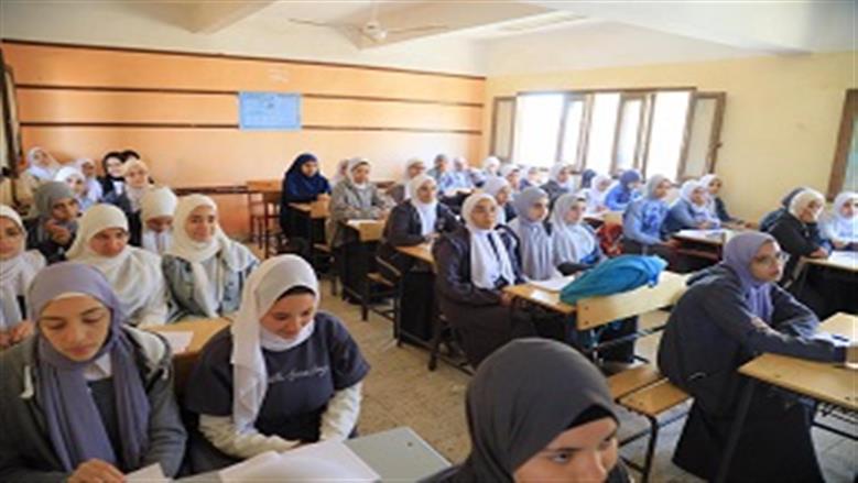 طلاب الثانوية العامة «نظام قديم» يؤدون امتحان التفاضل والتكامل 