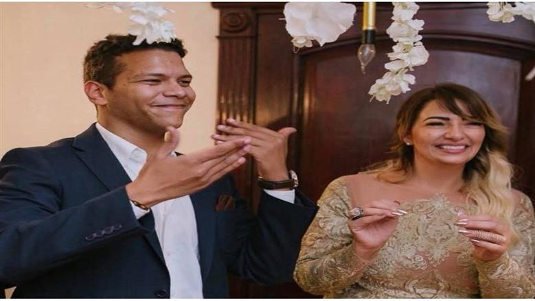 والدة الفنان أحمد عبد الحميد تبهر الجمهور بمظهرها: «مش ممكن دي مامته»