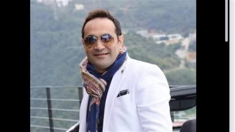 آخر ظهور للمطرب الشعبي محمد عواد قبل وفاته.. كان يتلقى عزاء أحمد عامر
