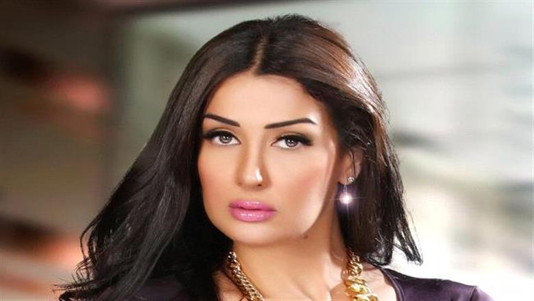 غادة عبد الرازق تظهر على كرسي متحرك بعد إصابتها في القدم (فيديو)